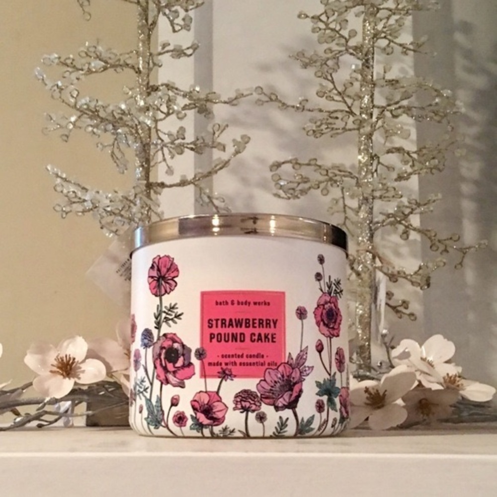 Bath & Body Works Strawberry Pound Cake 3 Wick Candle New
